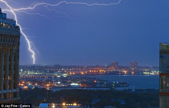 纽约市遭遇强雷暴天气时，闪电划破布鲁克林的夜空